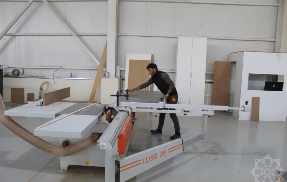 “Hazırda fabrikdə 54 nəfər çalışır ki, onların da 42-si yerli sakindir” –  Laçındakı mebel fabrikindən reportaj FOTO VİDEO