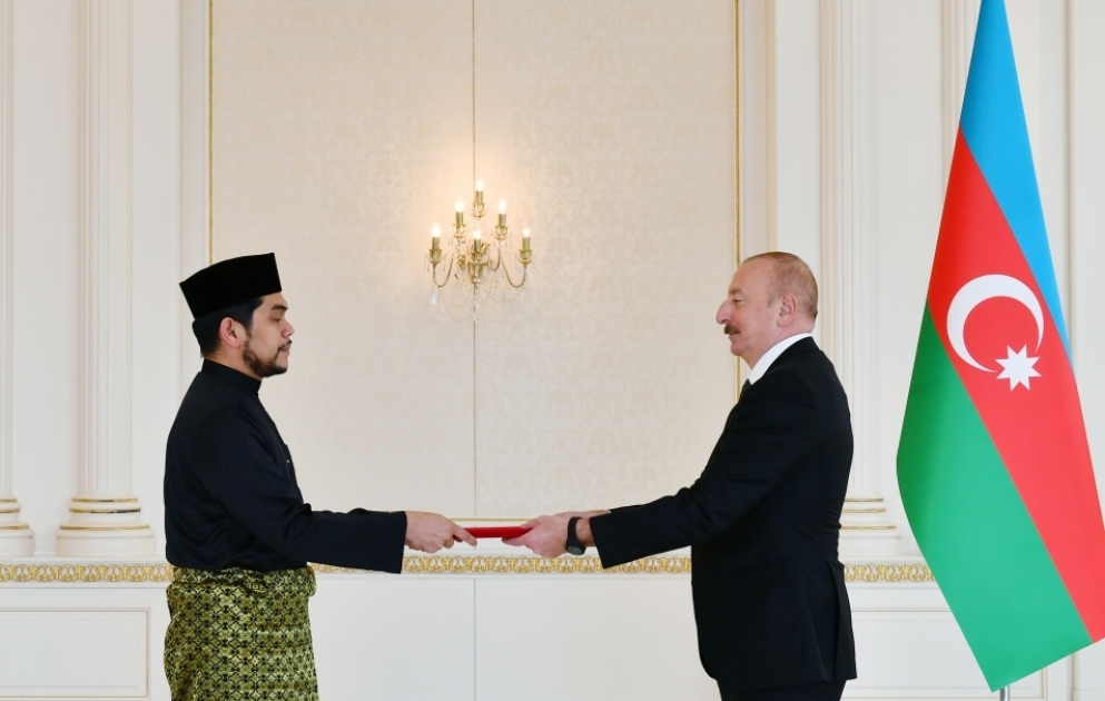 Prezident İlham Əliyev Malayziyanın Azərbaycanda yeni təyin olunmuş səfirinin etimadnaməsini qəbul edib  YENİLƏNİB VİDEO