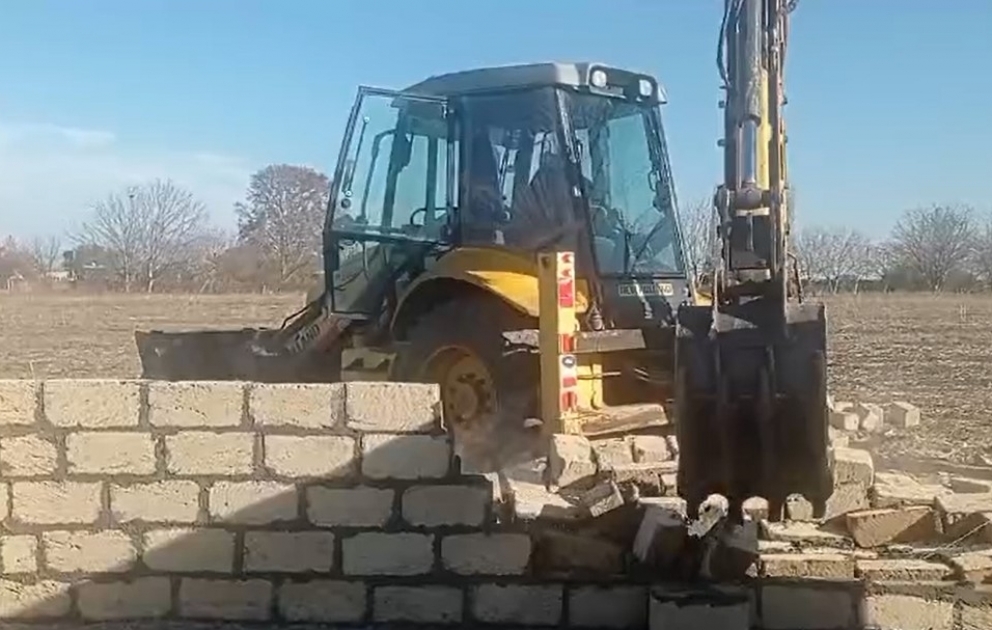 Göygöl və Şəmkir rayonlarında qanunsuz tikililər sökülüb VİDEO