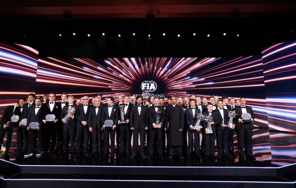 FIA-Gala in Baku: Jetzt hat Max Verstappen seinen WM-Pokal! VIDEO
