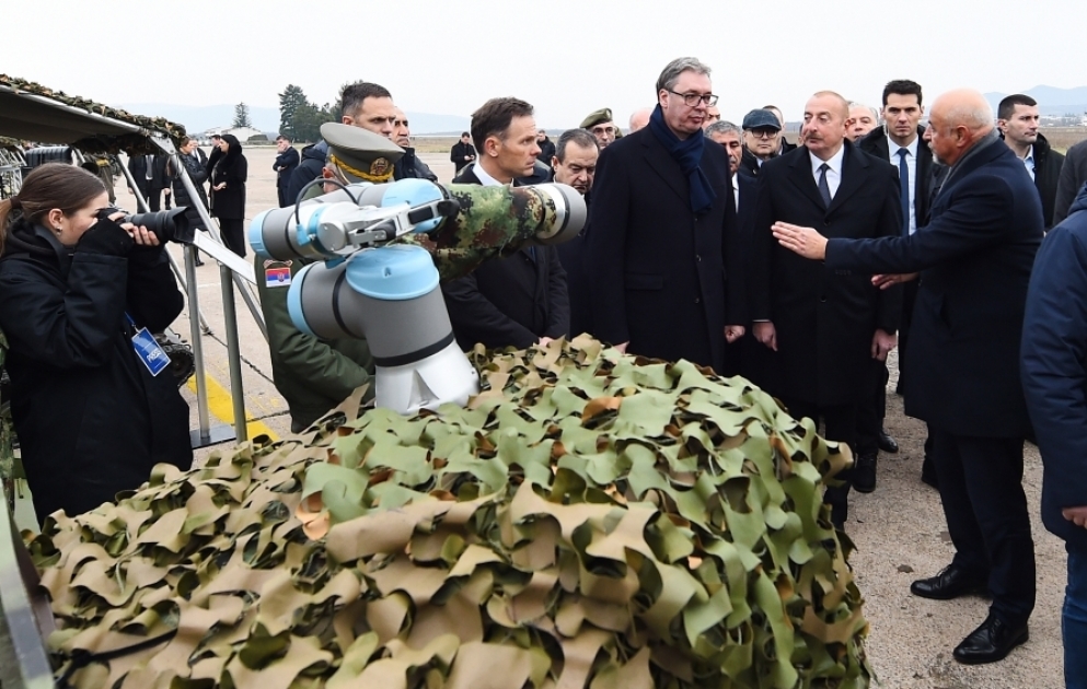 Les présidents Ilham Aliyev et Aleksandar Vucic passent en revue des équipements militaires VIDEO
