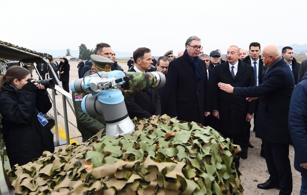 Präsident Ilham Aliyev und Präsident Aleksandar Vučić besichtigen militärische Ausrüstung VIDEO