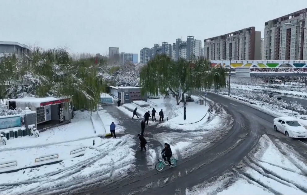 Çinin şimalında güclü qar səbəbindən yollar bağlanıb VİDEO