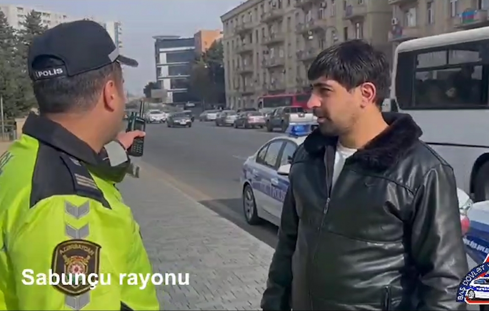 Piyada keçidlərindən istifadə etməyən piyadalar saxlanılaraq onlarla maarifləndirici söhbətlər aparılıb VİDEO