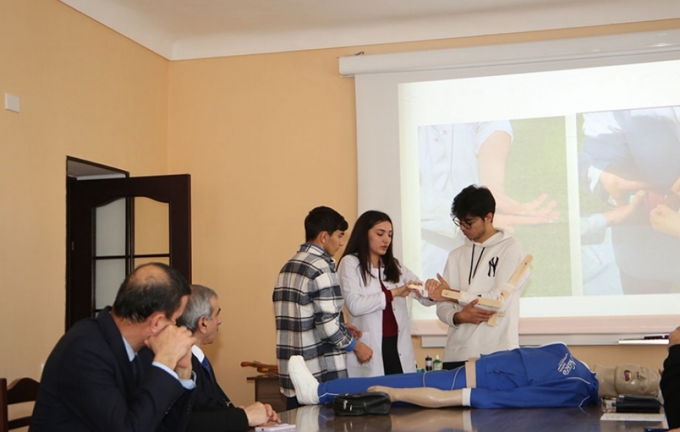 Naxçıvan Dövlət Universitetinin Tibb fakültəsinin müəllim və tələbələri əsgərlərlə görüşüb VİDEO