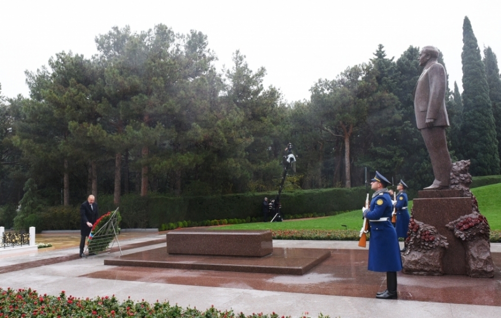 Prezident İlham Əliyev Ümummilli Lider Heydər Əliyevin məzarını ziyarət edib YENİLƏNİB VİDEO