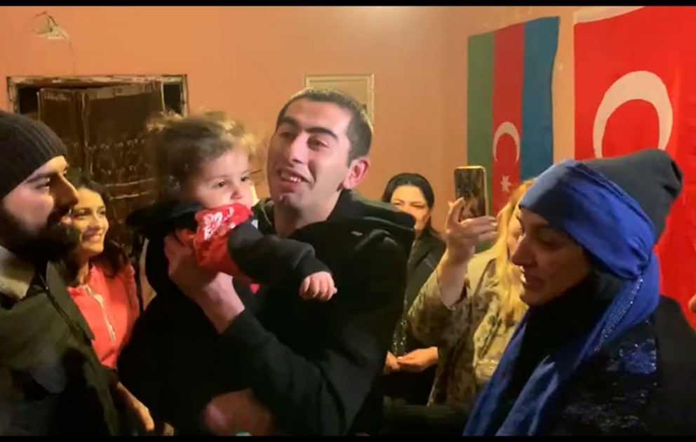 Əsirlikdən qurtarılan azərbaycanlı hərbçi Hüseyn Axundov ailəsinə təhvil verilib VİDEO