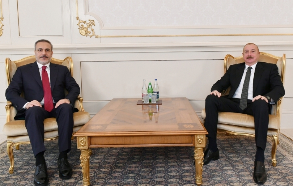 Präsident Ilham Aliyev empfängt türkischen Außenminister VIDEO