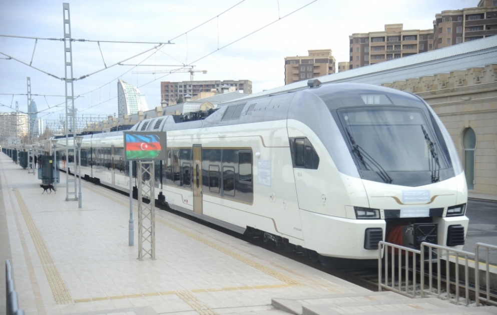 “Stadler”in iki yeni qatarı Bakıya gətirilib VİDEO