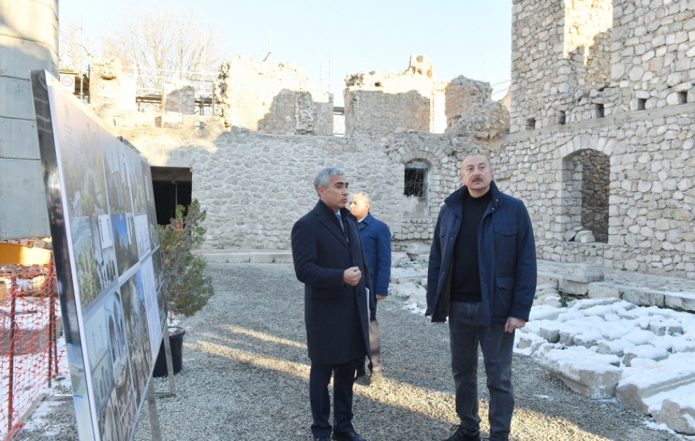 Choucha : le président Ilham Aliyev prend connaissance des travaux de restauration réalisés à la mosquée Achaghy Göhver Agha VIDEO