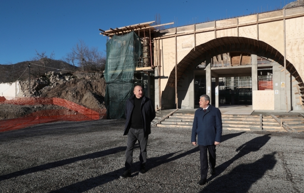 Le président Ilham Aliyev visite le chantier de la mosquée du village de Dachalty VIDEO