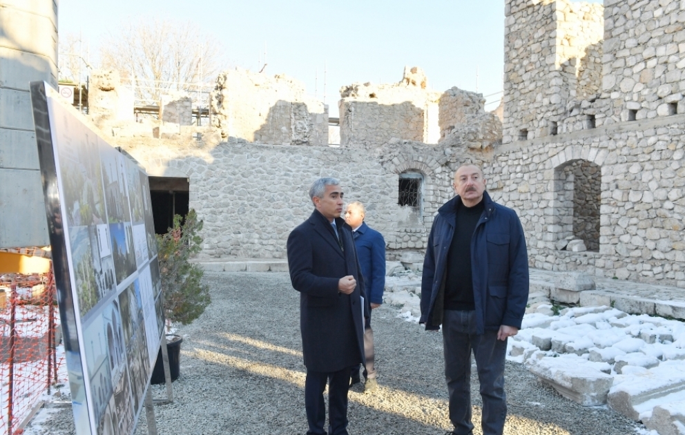 Präsident Ilham Aliyev besucht Moschee Ashaghi Govhar Aga in Schuscha VIDEO