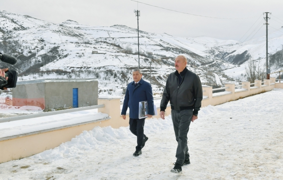 Präsident Ilham Aliyev besucht Siedlung Turschsu im Bezirk SchuschaAKTUALISIERT VIDEO