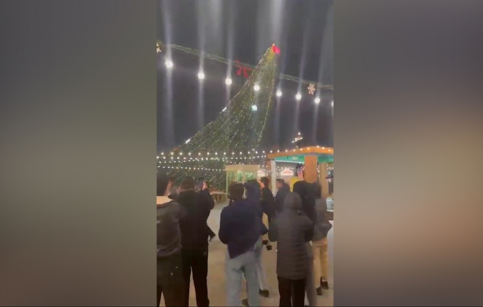Güclü külək Gəncədə Yeni il ağacını aşırıb VİDEO