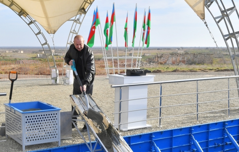 Präsident Ilham Aliyev legt Grundstein für das Dorf Salahli Kangarli in Agdam Region VIDEO