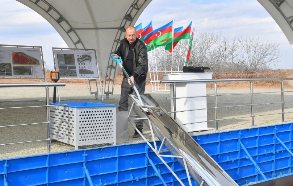 Präsident Ilham Aliyev legt Grundstein für das Dorf Basch Garvand in Agdam Region VIDEO