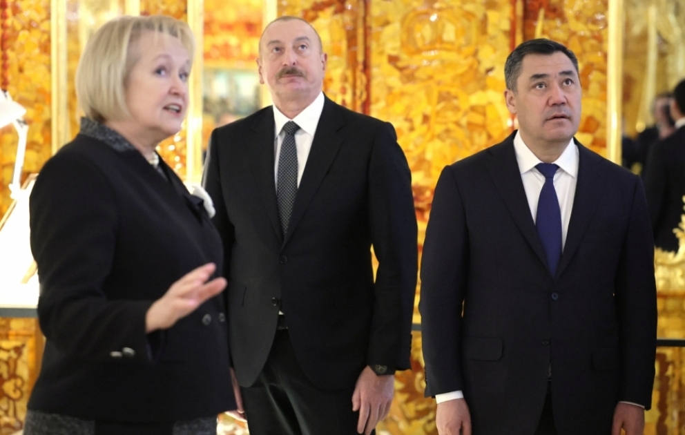 Präsident Ilham Aliyev besucht Katharinenpalast in St. Petersburg VIDEO