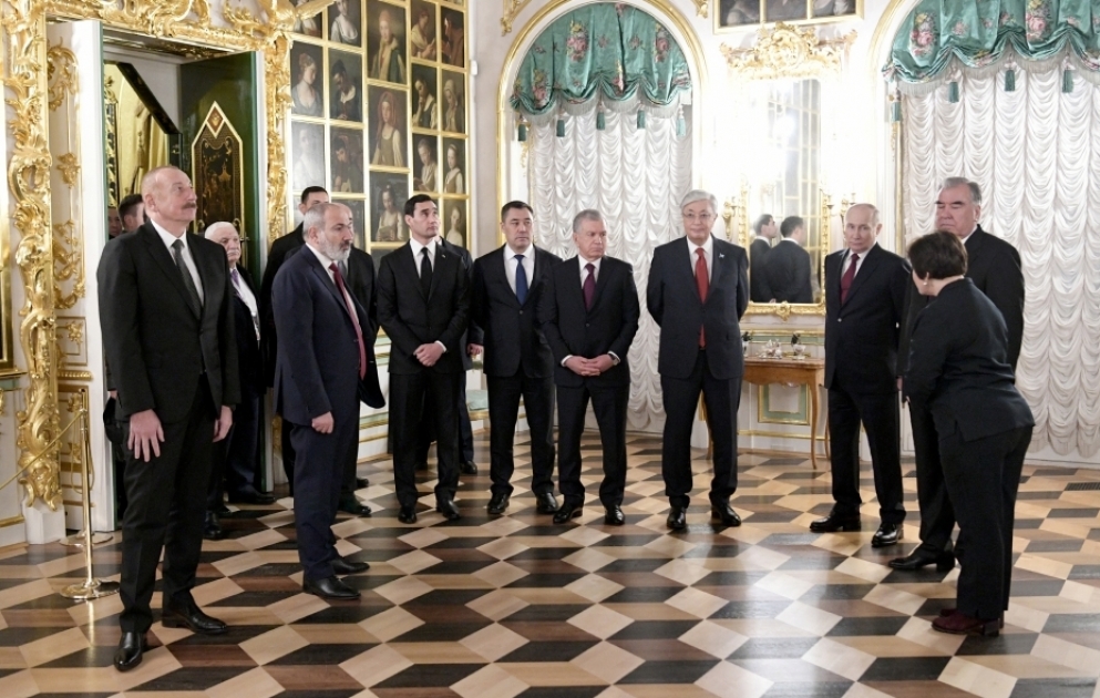 Sankt-Peterburqda “Böyük Peterhof Sarayı” ilə tanışlıq olub VİDEO