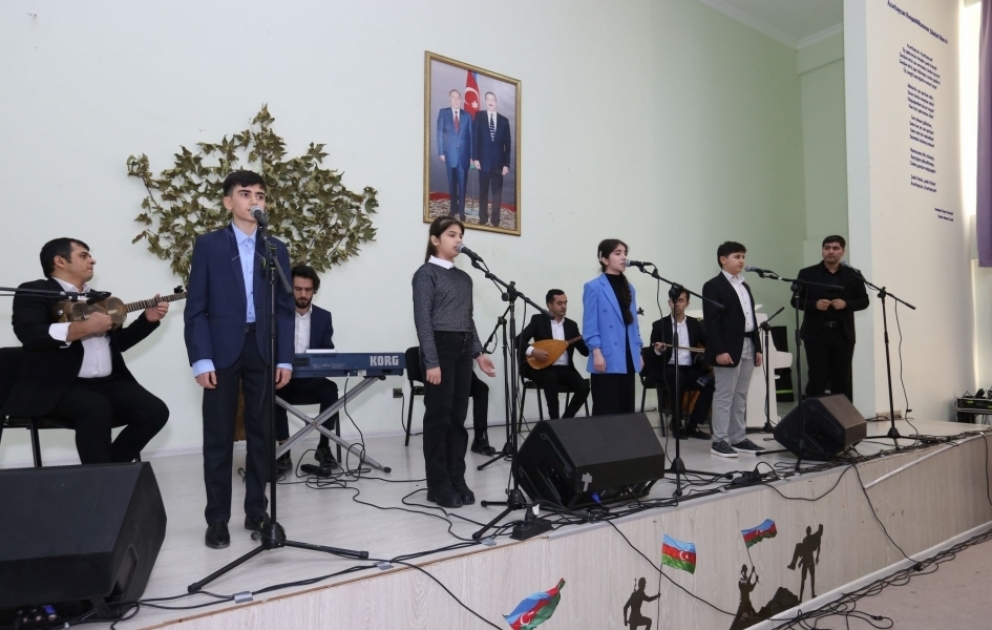 Yaponiyalı opera müğənnisi məcburi köçkünlər üçün konsert verib VİDEO