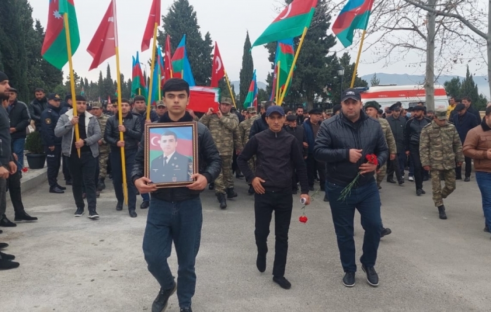 Şəhid Həsən İsmayılov Gəncədə son mənzilə yola salınıb YENİLƏNİB VİDEO