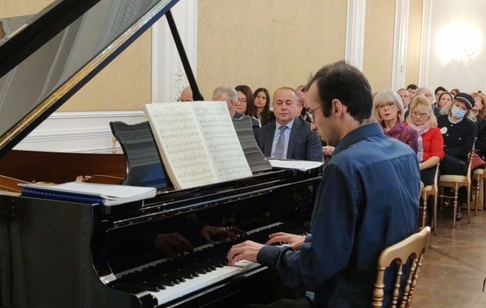 Azərbaycan səfirliyinin Mədəniyyət Mərkəzində Yeni il konserti təşkil olunub VİDEO