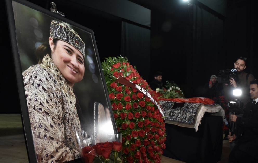 Əməkdar artist Aygün Bəylər son mənzilə yola salınıb VİDEO