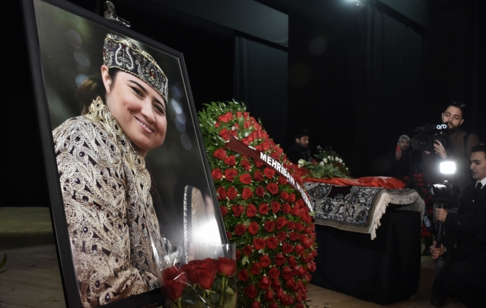 Заслуженную артистку Айгюн Бейляр проводили в последний путь ВИДЕО