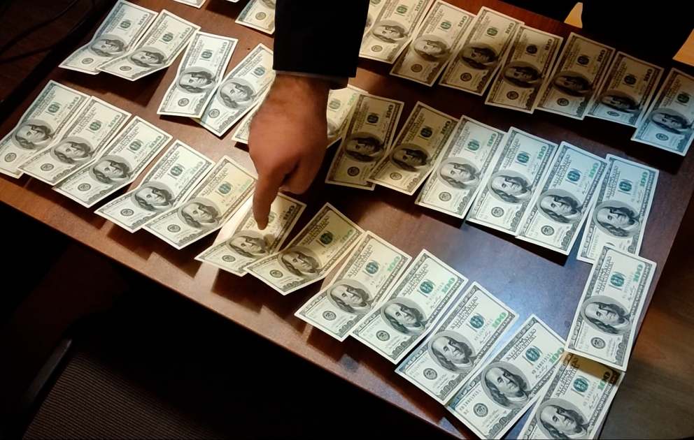 Şirvanda saxta dollar satan dəstə üzvləri saxlanılıb VİDEO