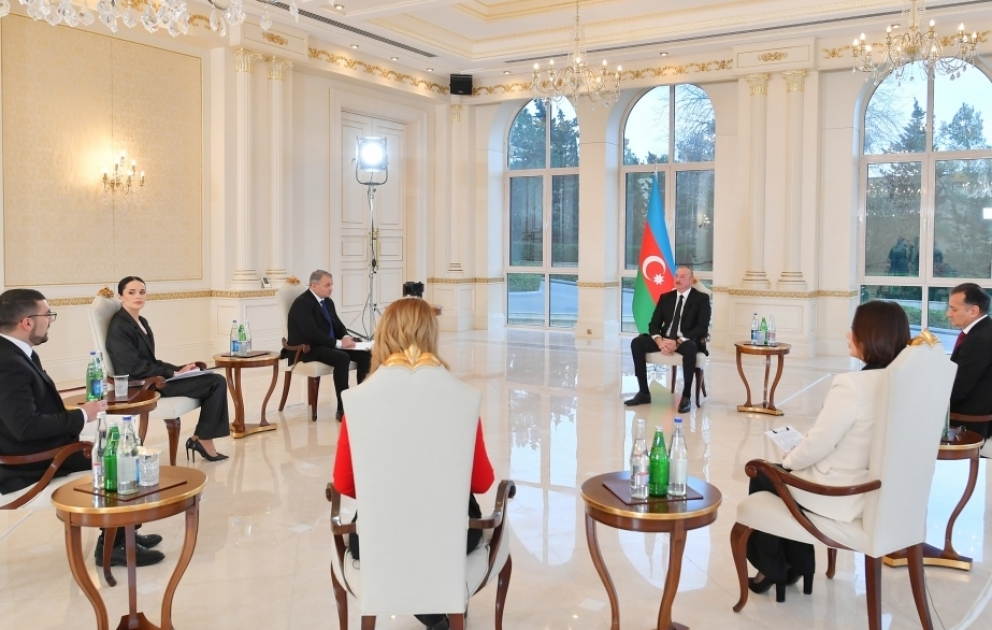 Le président Ilham Aliyev accorde une interview aux chaînes de télévision locales VIDEO