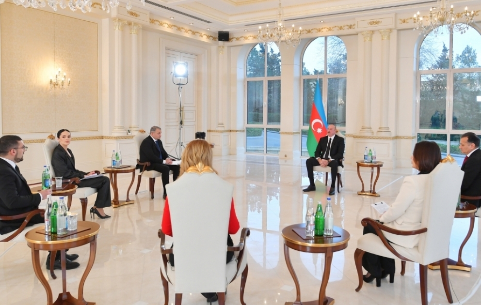 Präsident Ilham Aliyev im Interview mit lokalen Fernsehsendern VIDEO