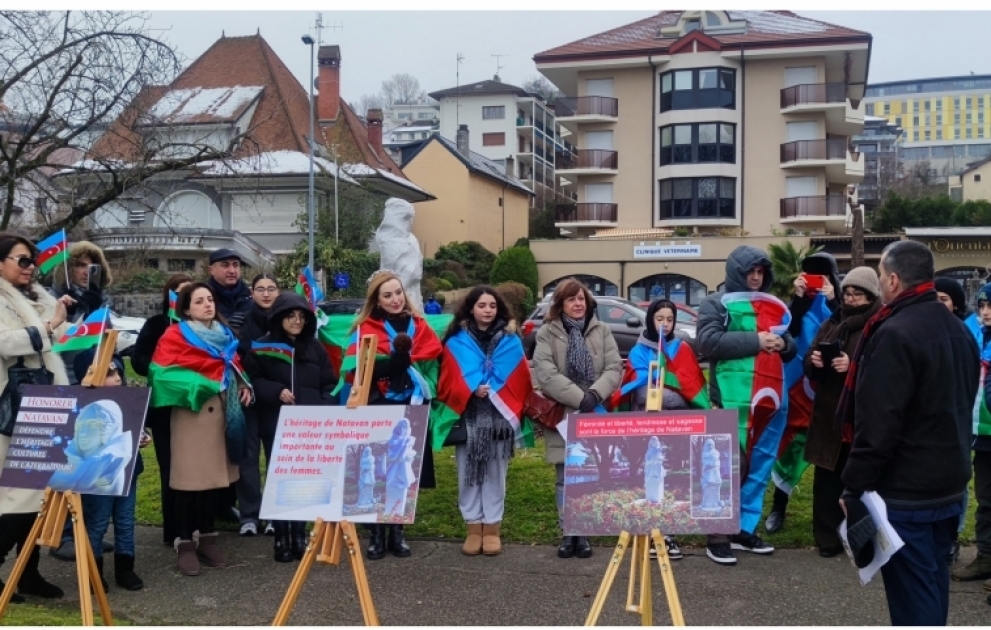 Azərbaycan icması Fransada Natəvan irsinə qarşı törədilmiş vandalizm aktı ilə əlaqədar etiraz aksiyası keçirib  YENİLƏNİB VİDEO