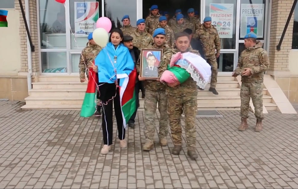 Şəhidin döyüş yoldaşları onun yeni dünyaya gələn övladını ziyarət ediblər VİDEO