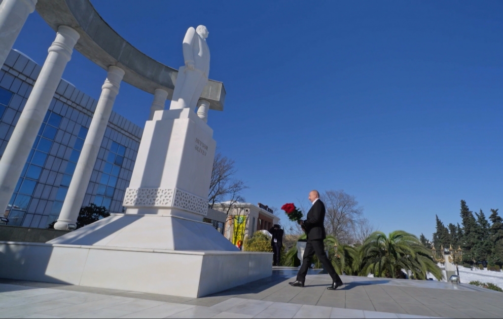 Lenkeran : le président de la République se recueille devant le monument du Leader national Heydar Aliyev MIS A JOUR VIDEO
