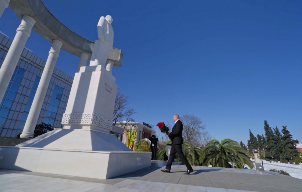 Präsident Ilham Aliyev besucht Denkmal von Nationalleader Heydar Aliyev in Lankaran VIDEO
