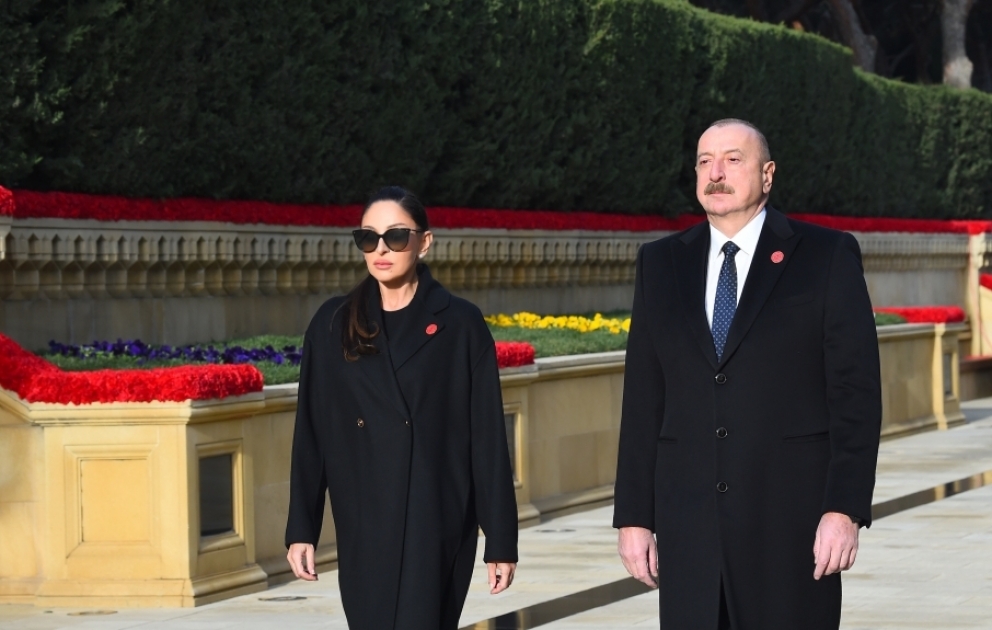 Präsident Ilham Aliyev und First Lady Mehriban Aliyeva besuchen Märtyrerallee VIDEO