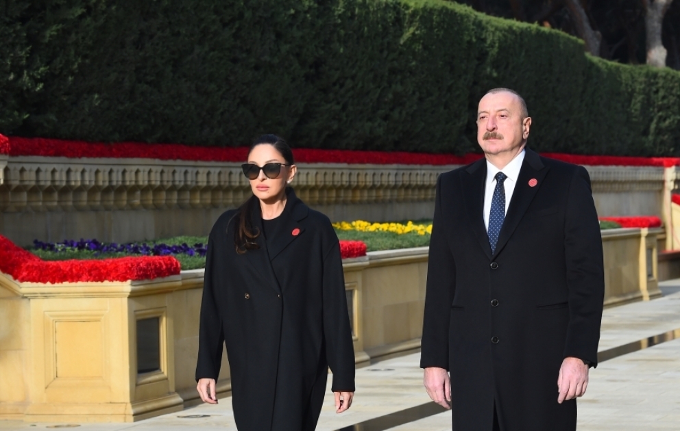 Le président Ilham Aliyev et la première dame Mehriban Aliyeva visitent l’Allée des Martyrs à l’occasion du 34e anniversaire de la tragédie du 20 Janvier VIDEO