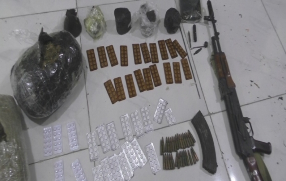 Göyçayda silahlı narkotacir saxlanılıb, ondan külli miqdarda narkotik və avtomat aşkarlanıb VİDEO