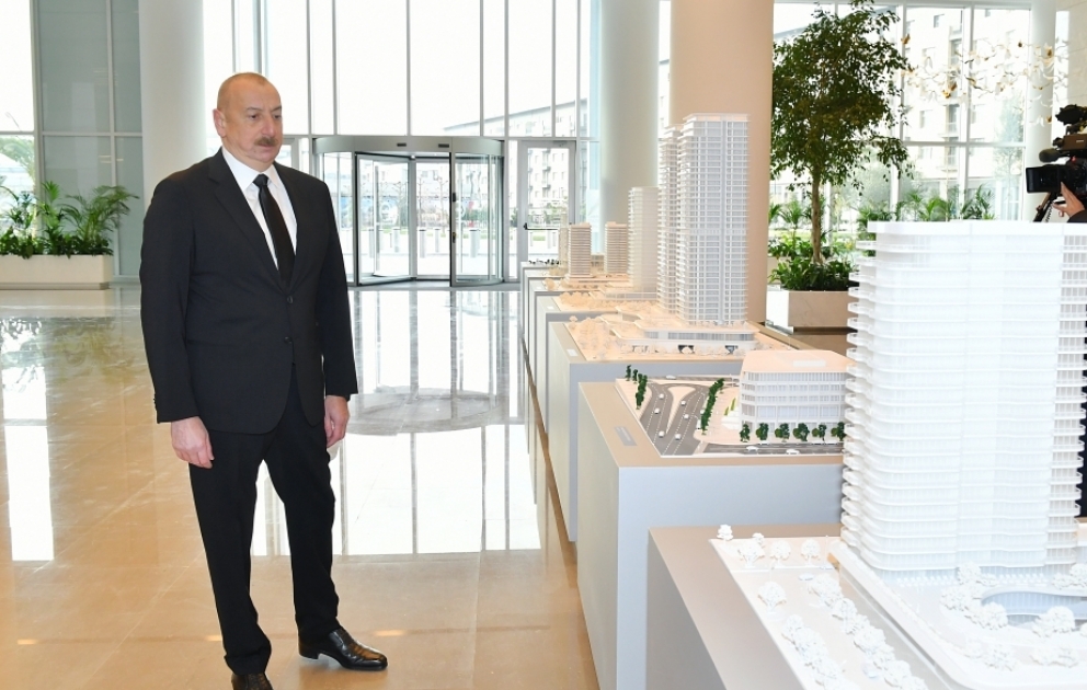 Präsident Ilham Aliyev inspiziert Baufortschritt und lernt neues Bürogebäude in der Weißen Stadt Baku kennen VIDEO