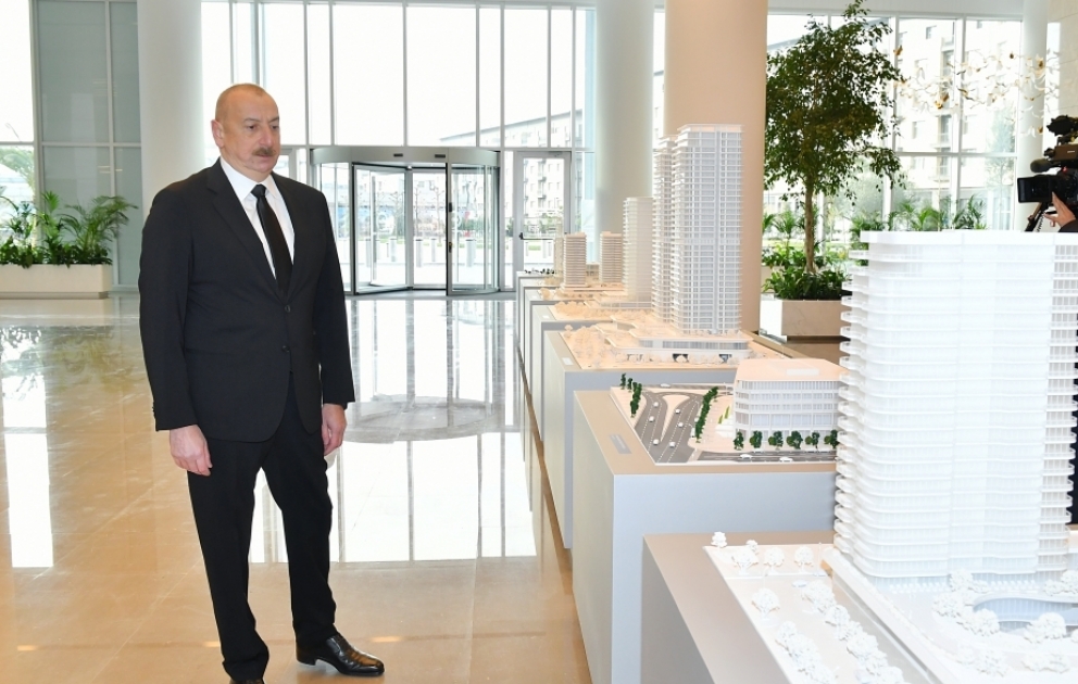 Le président de la République inspecte l’avancement des travaux de construction dans un quartier et les conditions créées dans le bâtiment de bureaux de Bakou Ville blanche MIS A JOUR VIDEO