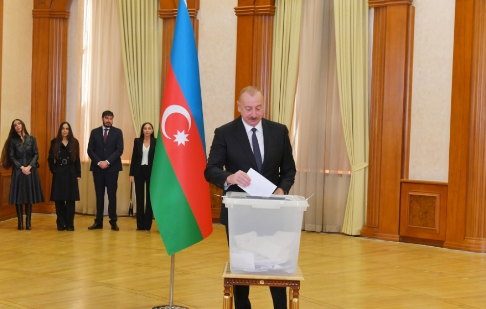Le président Ilham Aliyev et les membres de sa famille votent à Khankendi VIDEO