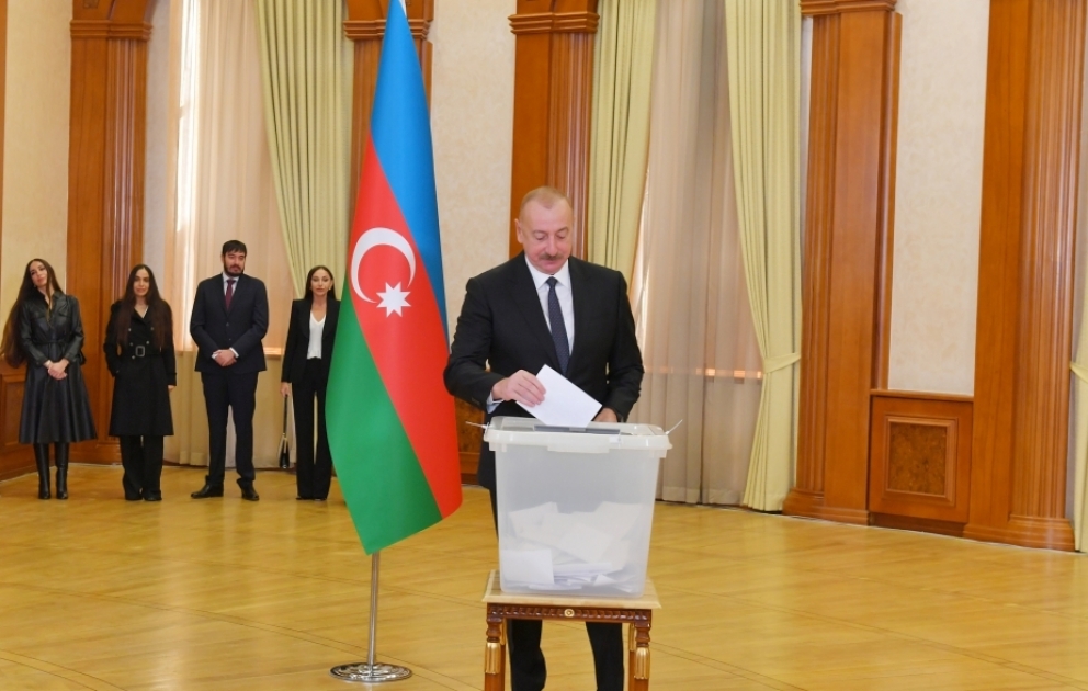 Aserbaidschans Präsident Ilham Aliyev, Erste Vizepräsidentin Mehriban Aliyeva und ihre Familienmitglieder geben ihre Stimme in Khankendi ab VIDEO