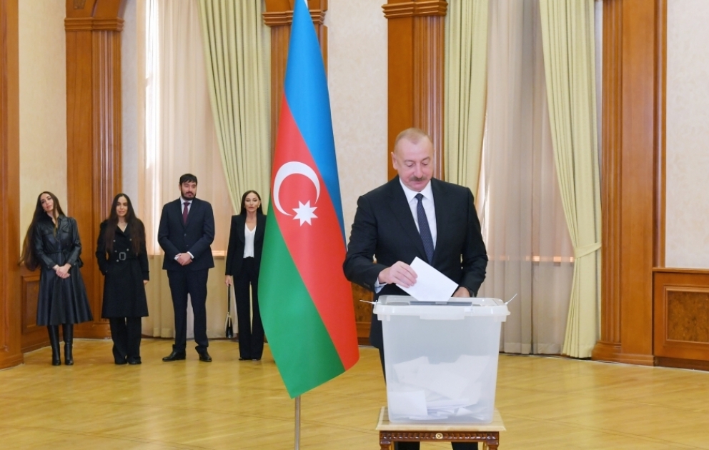 Prezident İlham Əliyev, birinci xanım Mehriban Əliyeva və ailə üzvləri Xankəndidə səs veriblər  VİDEO