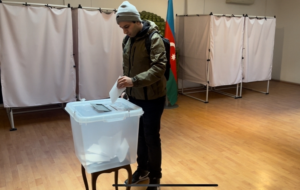Azərbaycanın Macarıstandakı səfirliyində növbədənkənar prezident seçkiləri üzrə səsvermə davam edir VİDEO