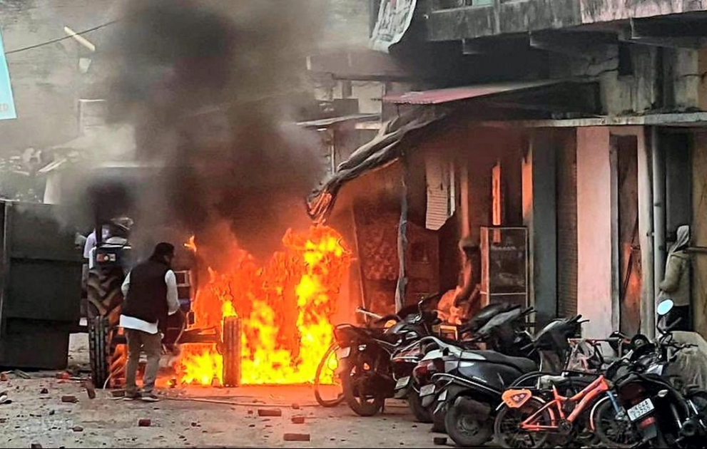 Hindistanda sakinlərlə polis arasında baş verən toqquşmada 4 nəfər ölüb, 250-dən çox insan yaralanıb VİDEO