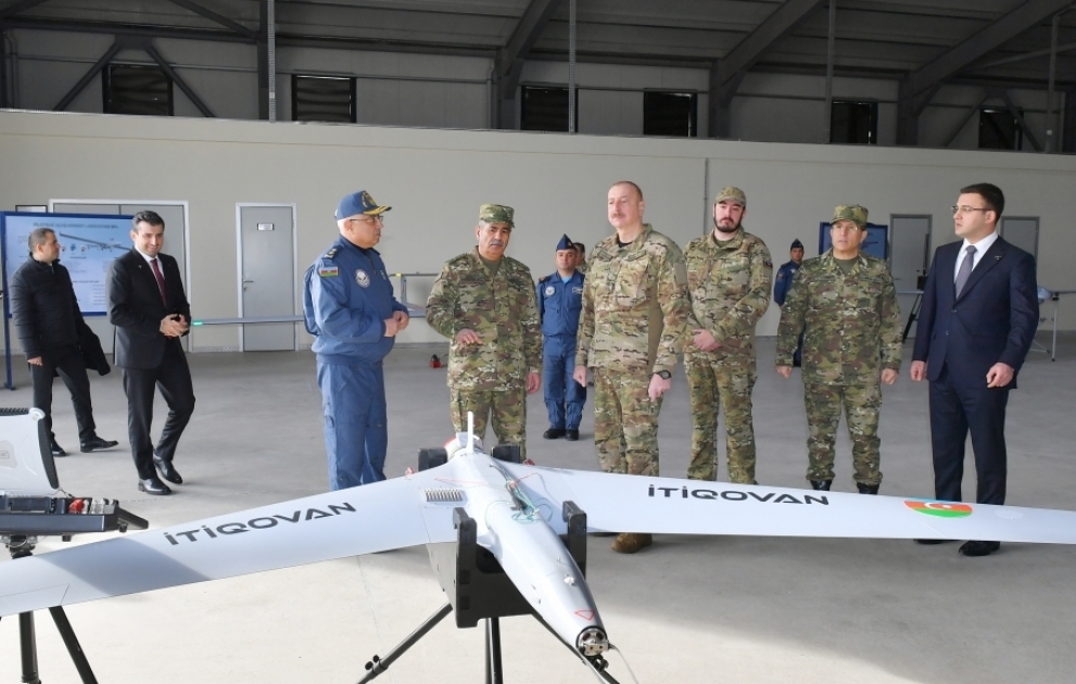 Le président Ilham Aliyev et son fils Heydar Aliyev visitent des installations militaires de l’Armée de l’Air MIS A JOUR VIDEO