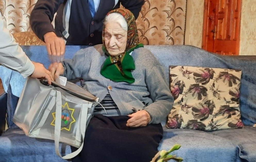 105 yaşlı Ceyran nənənin evinə daşınan seçki qutusu aparılıb VİDEO