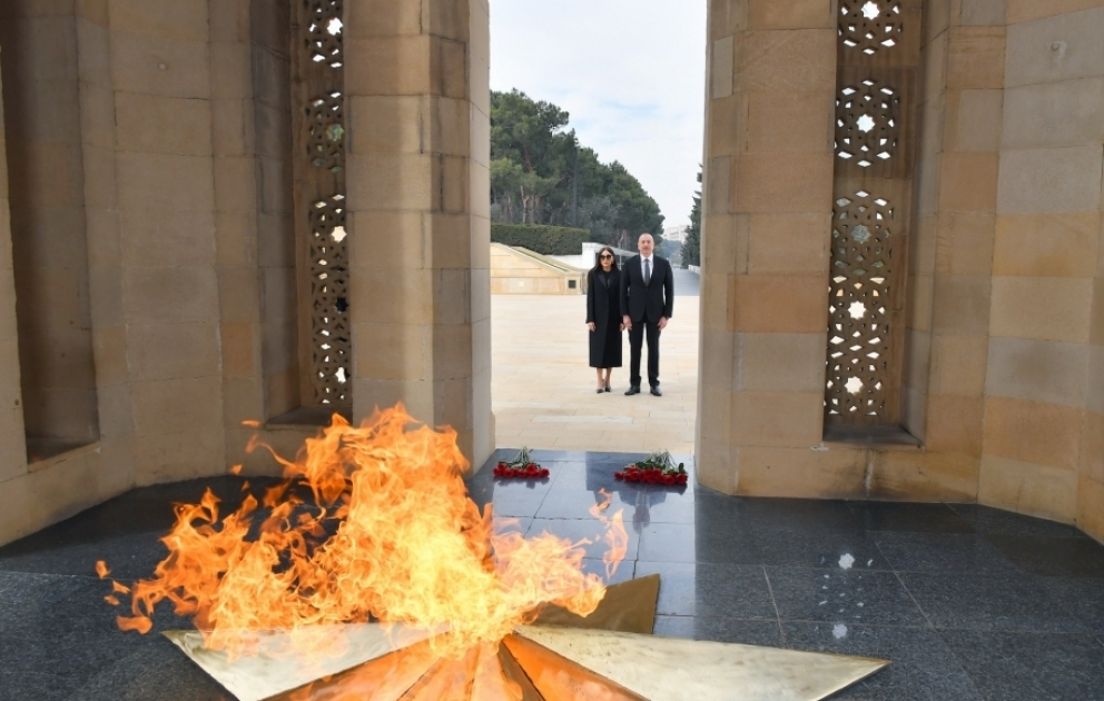 Aserbaidschans Präsident Ilham Aliyev und First Lady Mehriban Aliyeva besuchen Märtyrerallee VIDEO