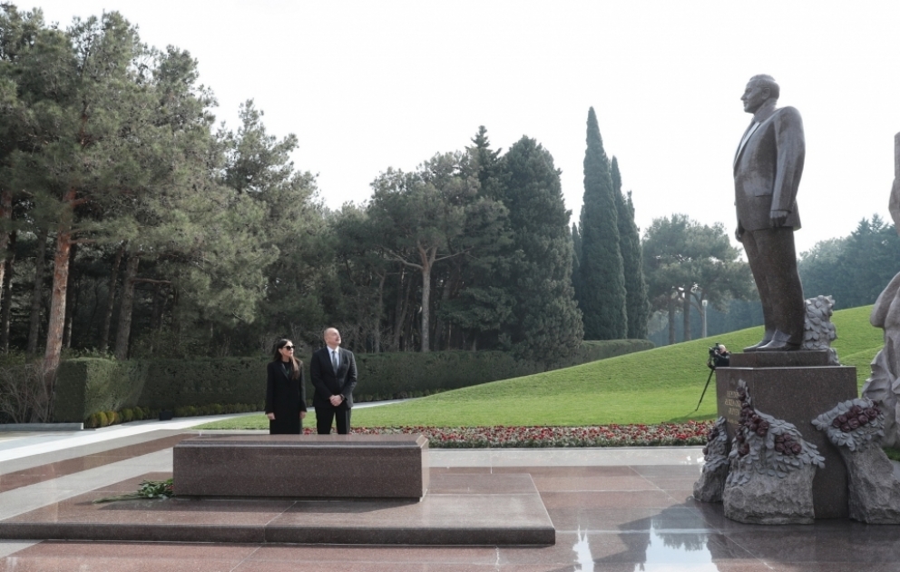 Hommage à la mémoire du Leader national Heydar Aliyev VIDEO