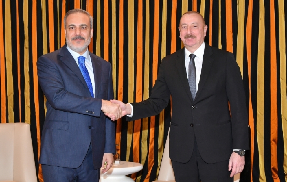 Präsident Ilham Aliyev trifft türkischen Außenminister in München VIDEO