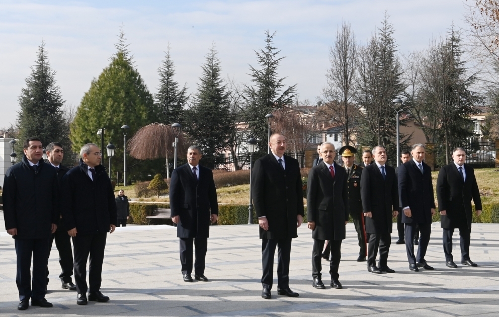 Präsident Ilham Aliyev besucht Denkmal von Heydar Aliyev in Ankara VIDEO